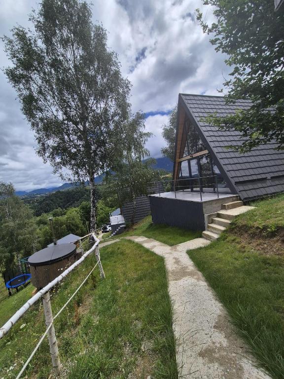 Cabană A-frame cu fațadă de sticlă