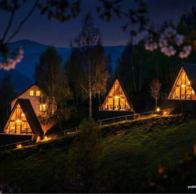 Cabanele A-frame Muchia Scorții luminate, seara, în munți